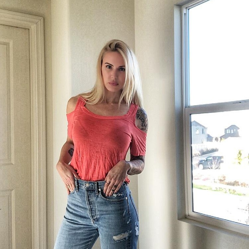 Adorable orange T